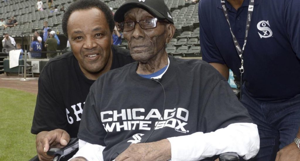 Anciano de 112 años y fanático de los Medias Blancas asiste a su primer partido de béisbol en su cumpleaños