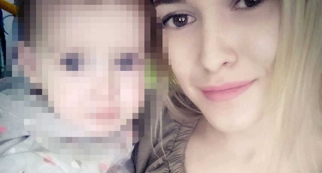 Bebé de dos años mata por accidente a su madre tras asfixiarla con ventanilla de automóvil