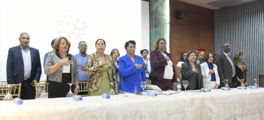 La decana de la FCE de la UASD maestra Lesly Mejía encabeza la mesa principal junto a los funcionarios de esa facultad.