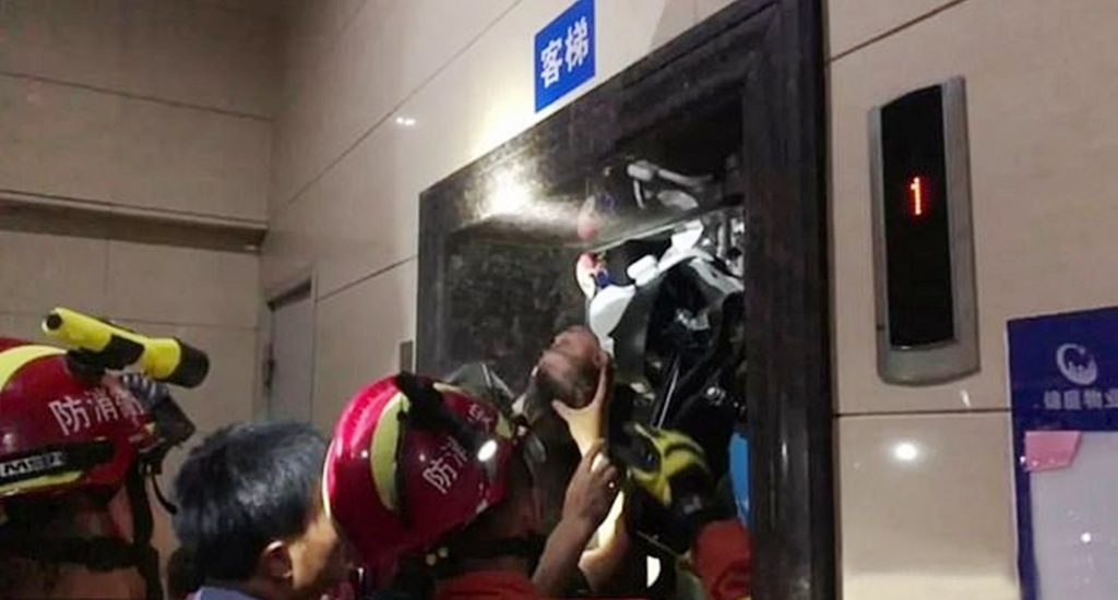 Niño se salva milagrosamente tras quedar atrapado entre las puertas de un ascensor en China