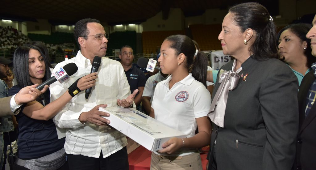 Peña Mirabal entrega 22 mil netbooks estudiantes