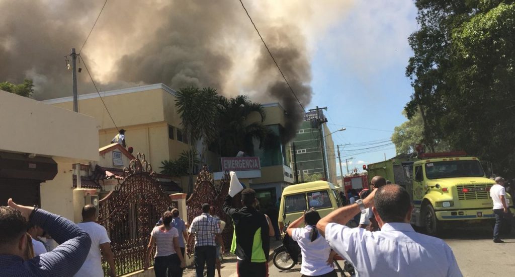 Se incendia reconocido centro médico de Cotuí