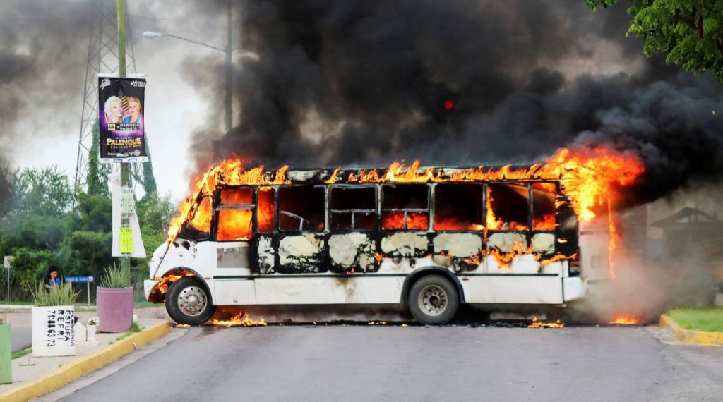 Vehículo quemado en Culiacán