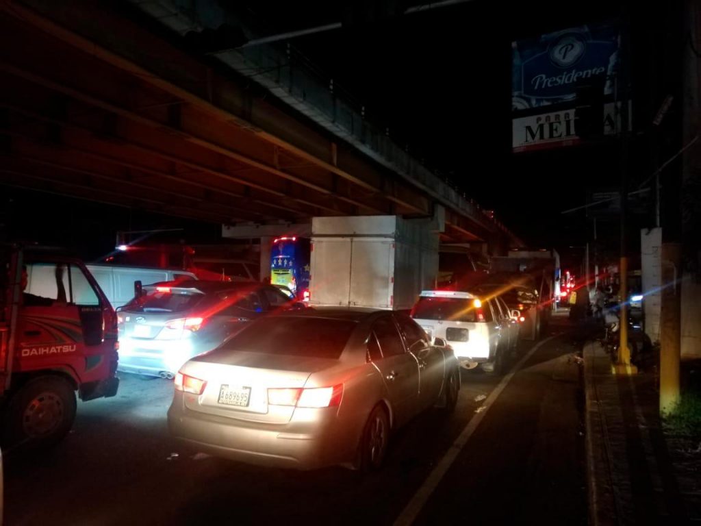 Vehículos se quedan sin combustible en el megatapón de la autopista Duarte