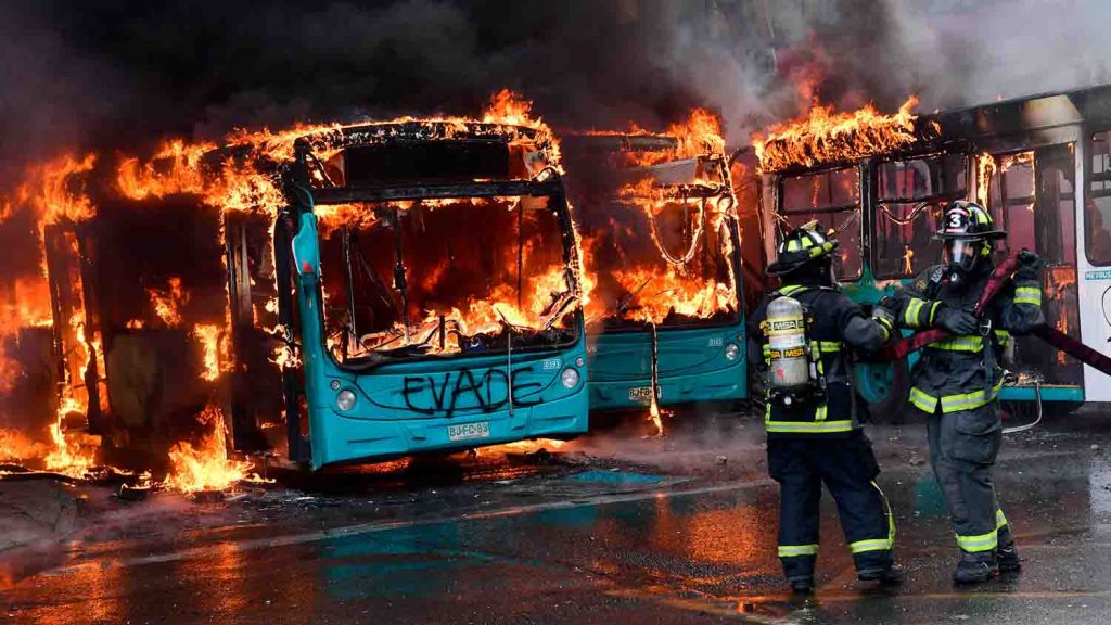 incendiaron autobuses y estaciones de Metro