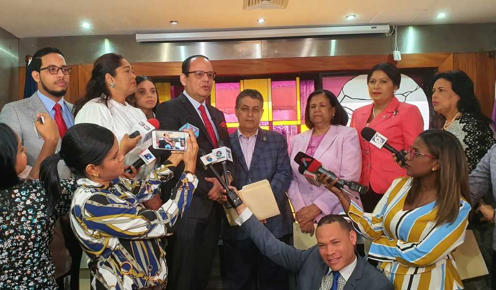 FJT propone a diputados endurecer penas por feminicidio y violencia de género FJT presenta a diputados propuesta para criminalizar