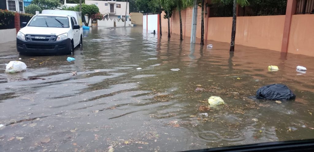 Inundaciones en las calles en los alrededores del liceo Ulises Francisco Espallat