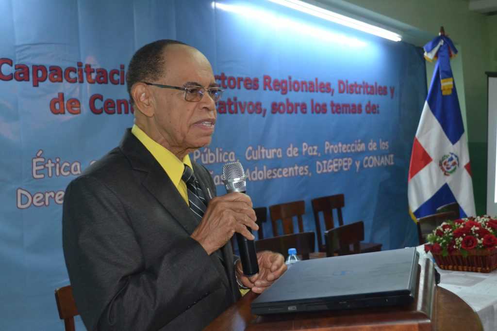 MINERD capacita directores y distritos en ética e integridad Regional 15 MINERD capacita directores de centros escolares