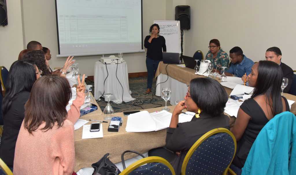 MINERD evalúa desempeño en pruebas diagnósticas a estudiantes de tercero de Secundaria MINERD define desempeño de la evaluación de resultados