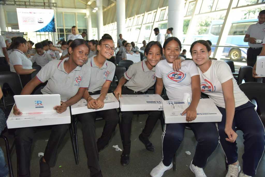 MINERD distribuye 229,480 computadoras a estudiantes y 23,813 a docentes MINERD ha entregado 229480 computadoras a estudiantes scaled