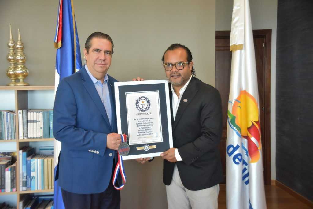 Ministro de Turismo recibe visita de Alberto Zayas scaled