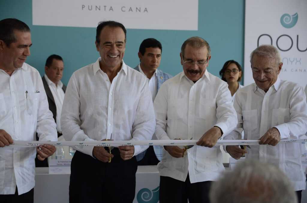 Danilo Medina inaugura ampliación del Hotel Now Onyx en Punta Cana Presidente Danilo Medina encabeza corte de cinta scaled