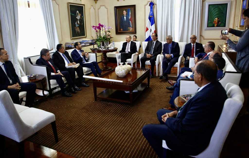 Presidente Medina se reúne con la Comisión de Titulación