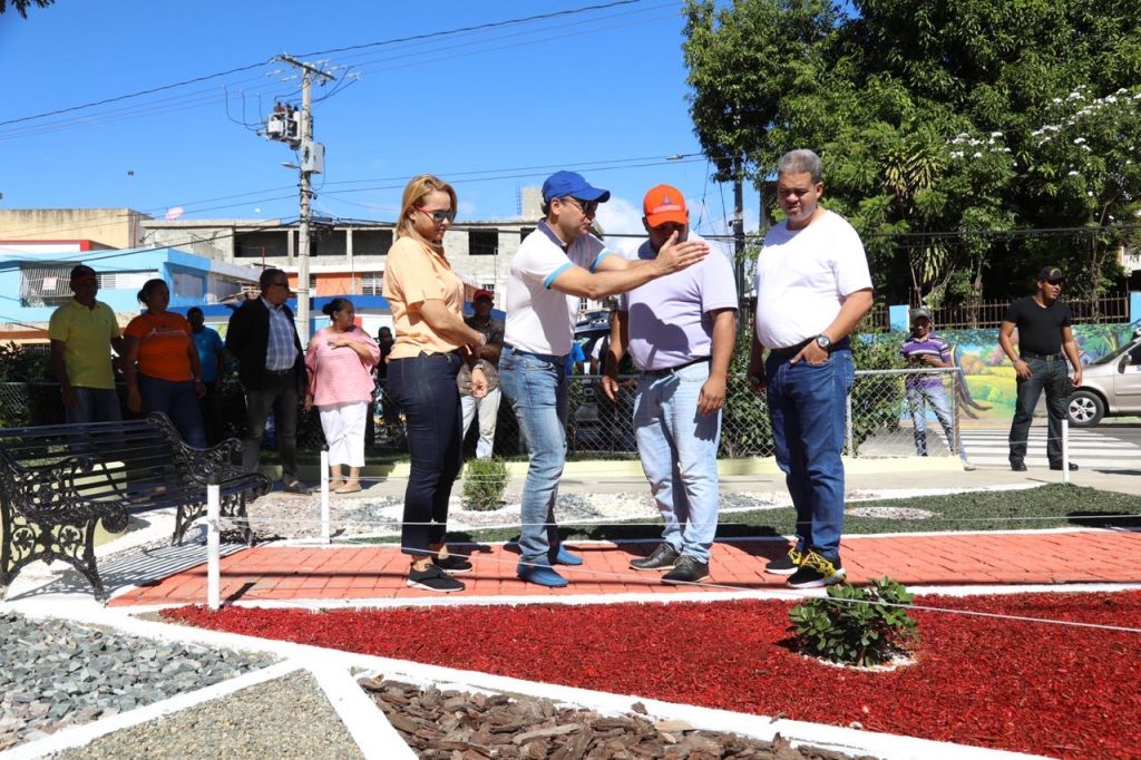 Alcalde Abel Martinez inaugura parque en Ensanche Roman