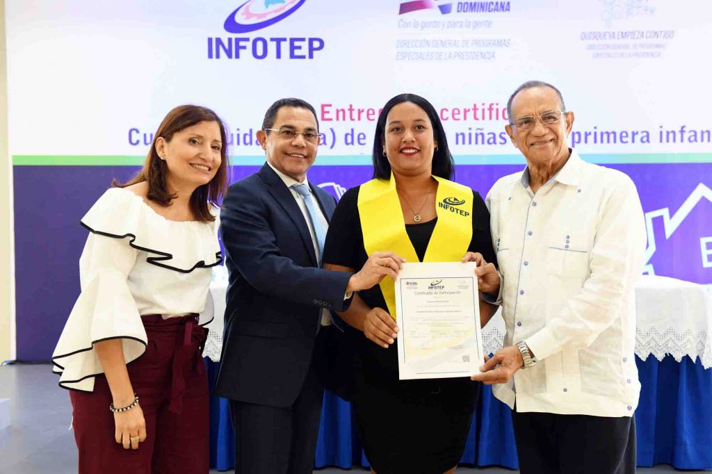 INFOTEP y DIGEPEP entregan certificaciones en Cuidador