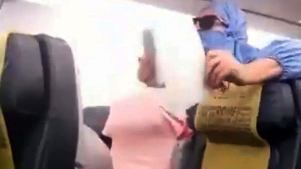 Mujer finge ser terrorista y genera pánico en vuelo con amenaza de bomba Mujer provocó pánico avion