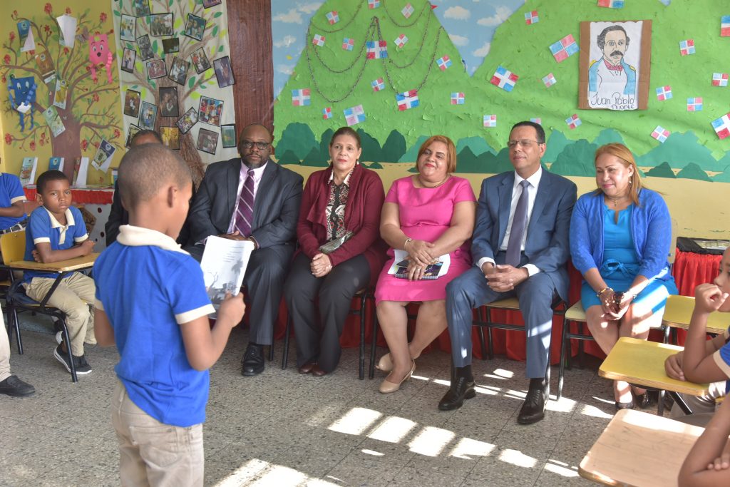 Director de USAID resalta importancia del Plan Leer en las escuelas para desarrollar a los estudiantes de RD Director de USAID