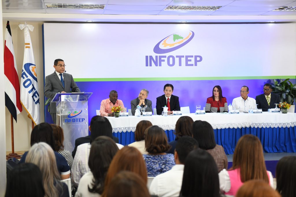 Director general del INFOTEP Rafael Ovalles se dirige a los presentes