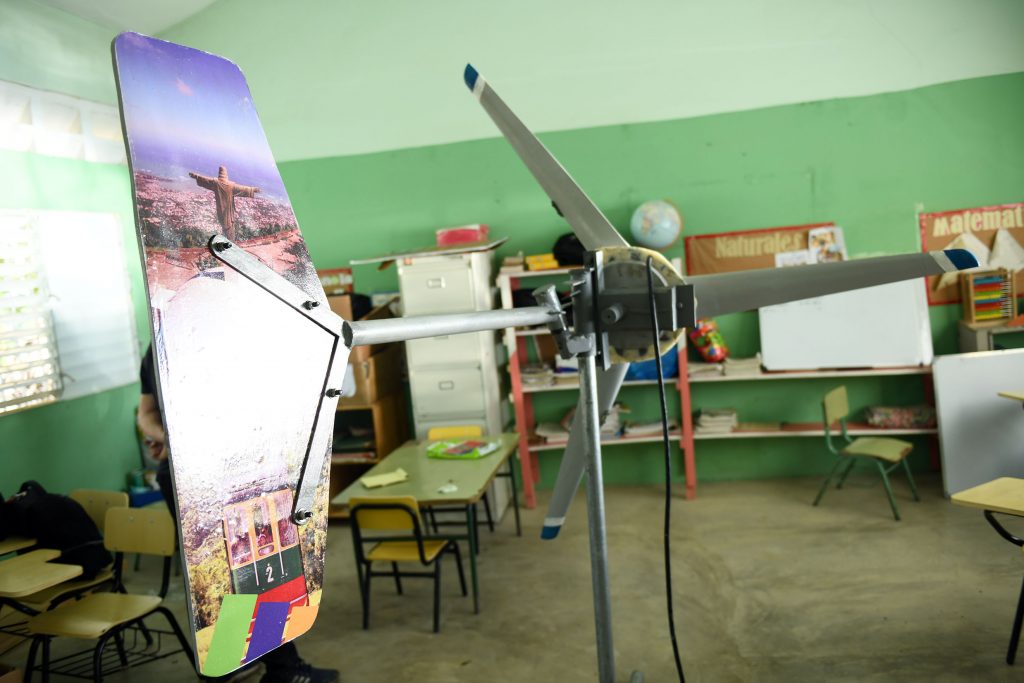 Educando con el ejemplo en producción de energía sostenible INFOTEP, Vestas y 500 PRM instalan generador eólico en escuela rural de PP Educando con el ejemplo en producción de energía sostenible