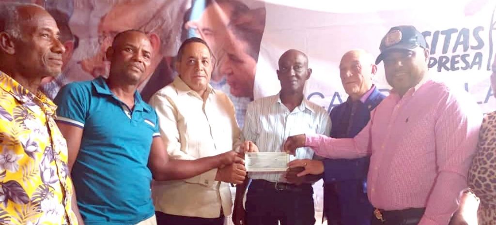 Gobierno entrega 31.7 millones a productores de banano orgánico de Azua