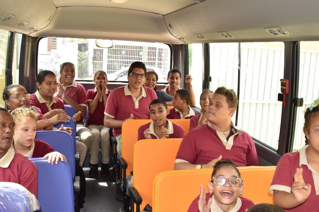 MINERD entrega moderno autobús al Laboratorio de Recuperación Pedagógico que beneficiará a más de 130 estudiantes MINERD entrega moderno autobús