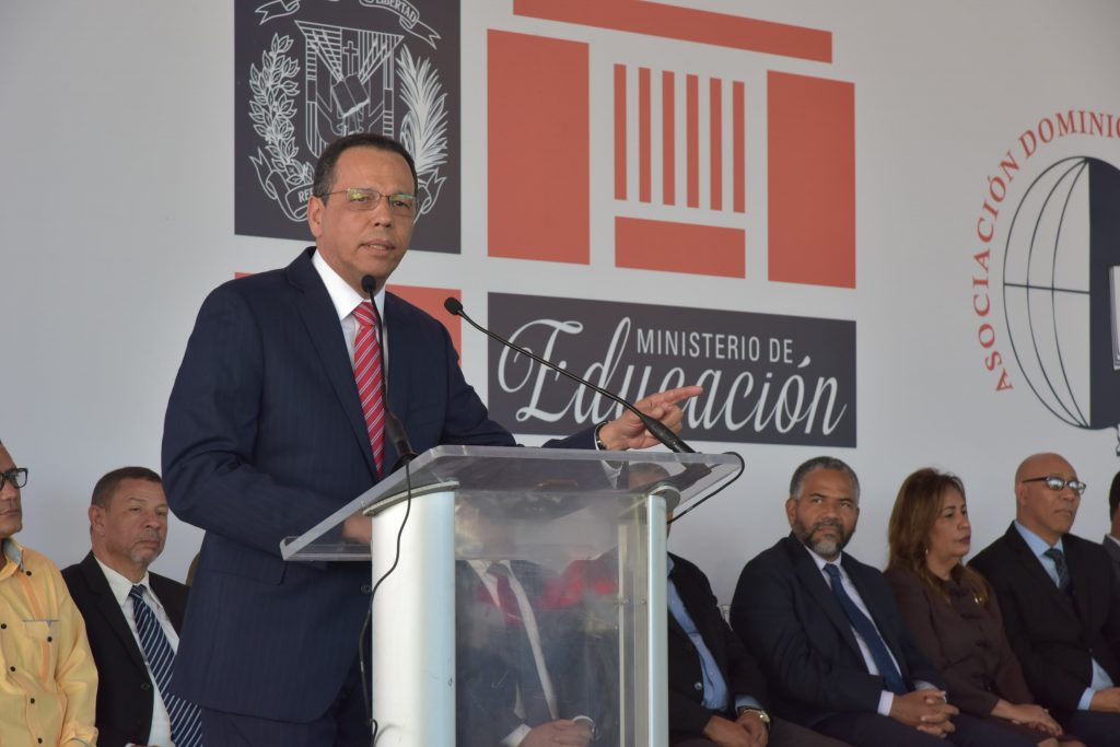 Ministro Peña Mirabal exhorta a maestros enseñar en las aulas con sentido humanista para mejorar los aprendizajes MINISTRO DISCURSO ACUERDO
