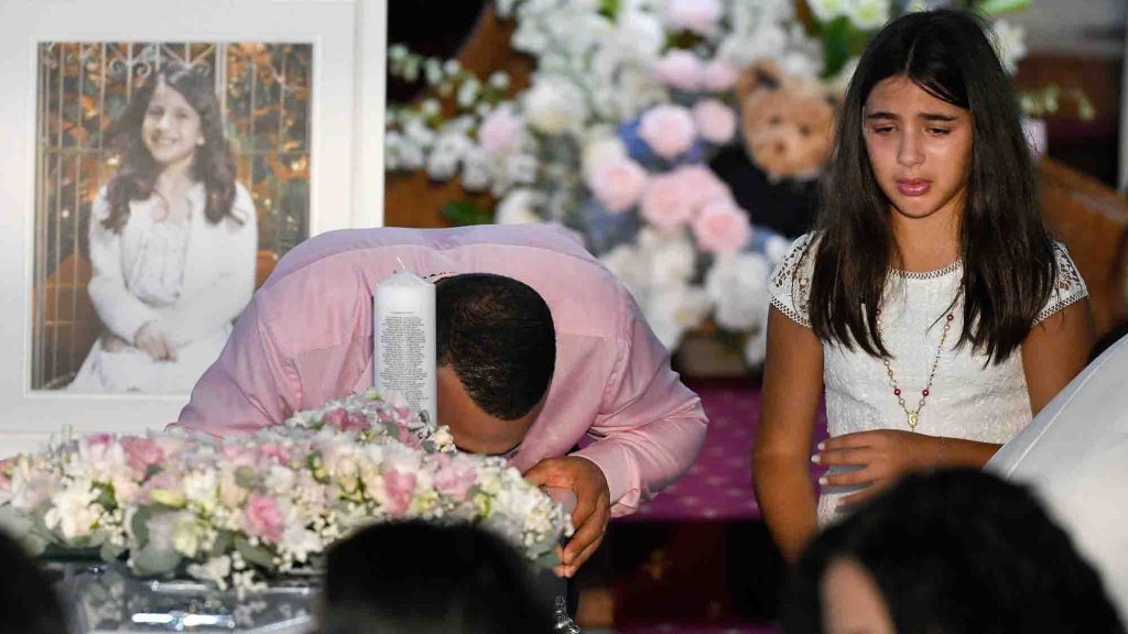 El funeral de tres niños que conmueve a Australia y el dolor de la hermana de 10 años que sobrevivió a la tragedia familia Abdallah