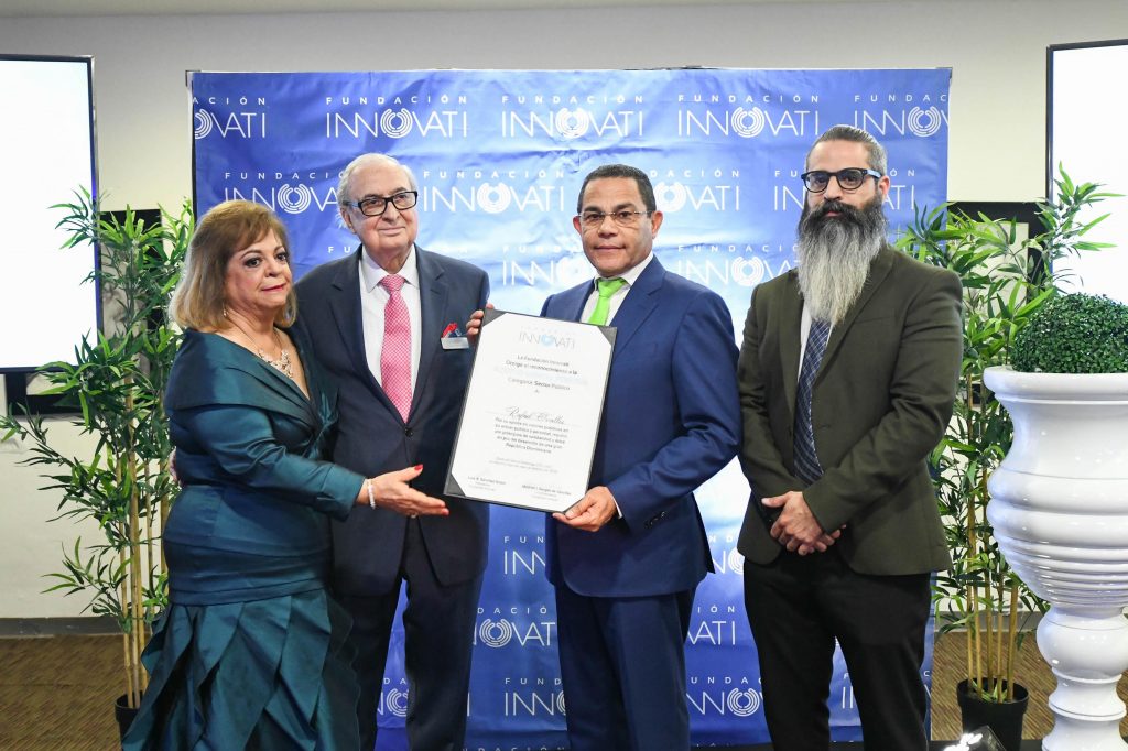 Director del INFOTEP recibe reconocimiento a la actitud mental positiva en el sector público Rafael Ovalles fue reconocido en el reglín Actitud Mental Positiva en el Sector Público