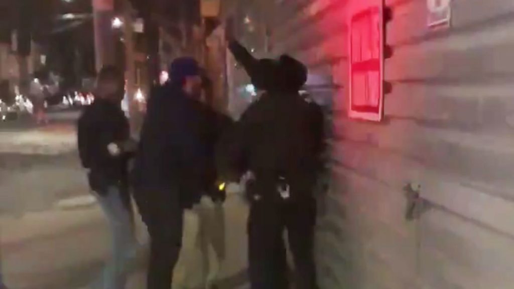 policías agrede brutalmente a un joven desarmado NY