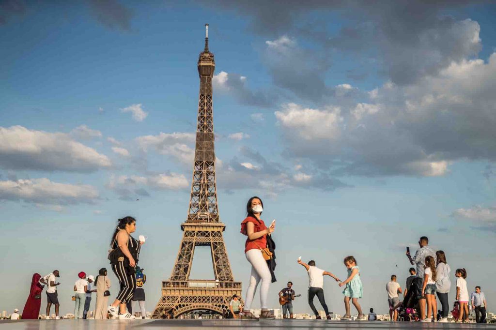 Francia reabrirá sus cines y permitirá el deporte de equipo