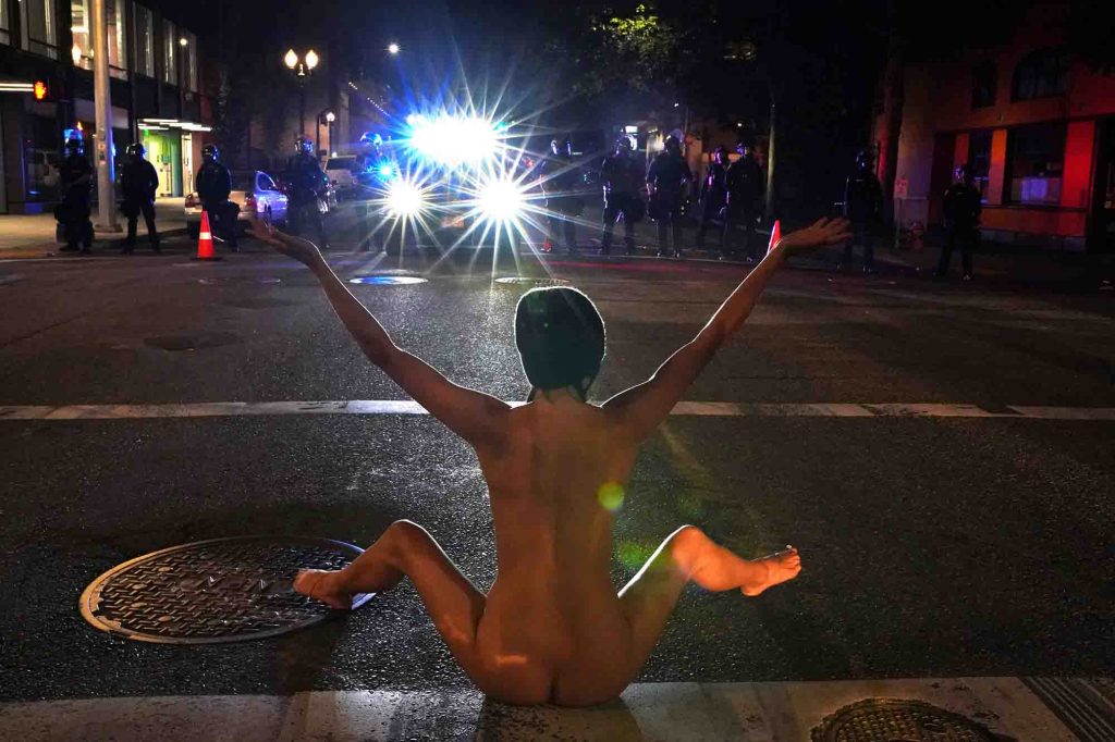 “Atenea Desnuda”: la misteriosa mujer que sorprendió a la Policía en las protestas en Portland Atenea Desnuda