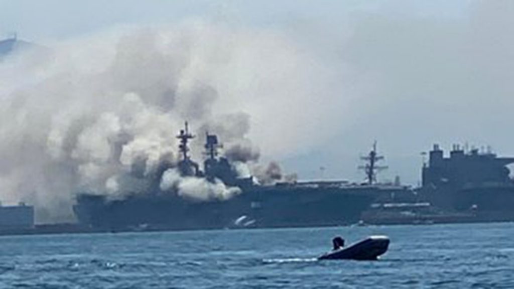 Explota y arde llama buque de la Armada de EEUU en San Diego buque