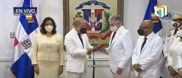Danilo Medina hace entrega de la banda presidencial a Eduardo ...
