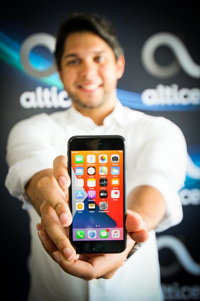 Oscar Nunez Director Móviles y Hogar de Altice muestra el nuevo iphone SE 1