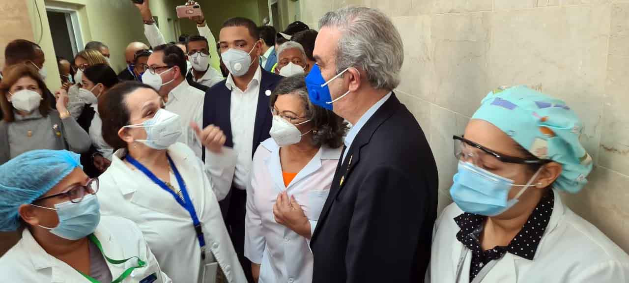 Abinader recorre hospitales de Santiago