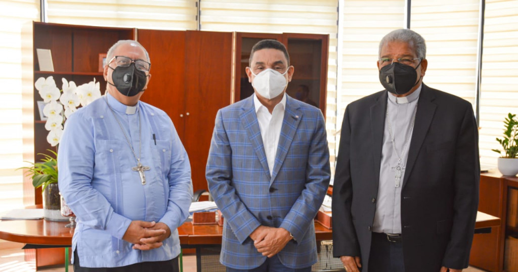 Arzobispo Ozoria y obispo Benito Ángeles visitan director UERS Arzobispo