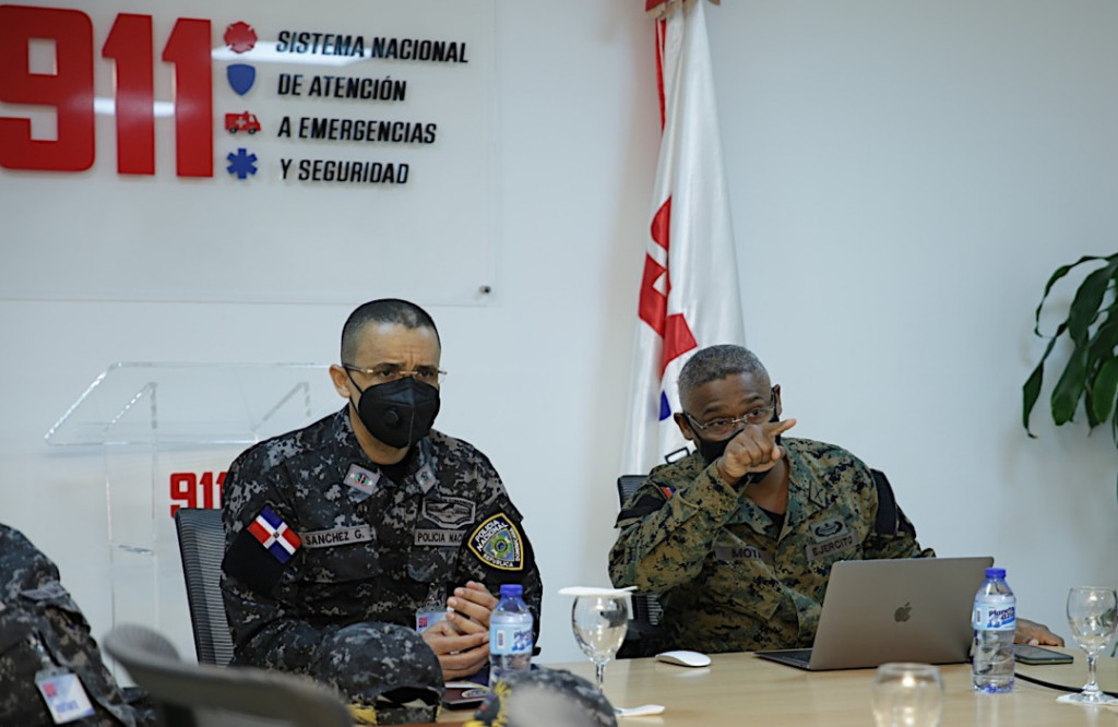 Director de la PN junto al Director del Sistema 9 1 1 large