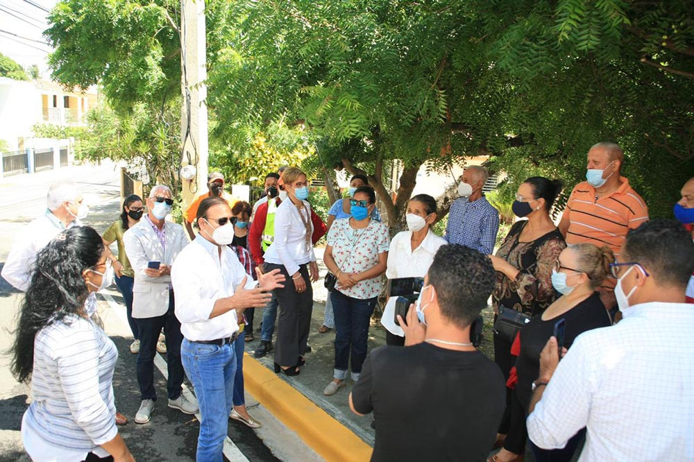 El alcalde Abel Martinez conversa con los comunitarios del barrio Ercilia Pepin
