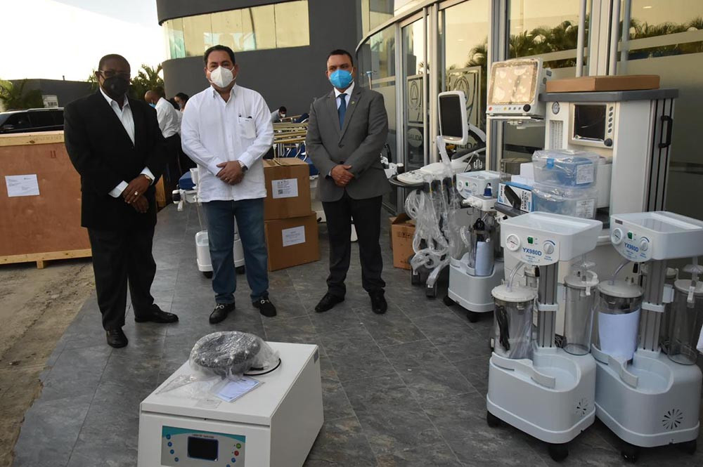 En un mes, SNS entrega equipos por más de RD$27 millones a cuatro hospitales Entrega equipos 3 large