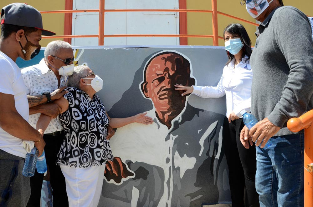 Familiares y amigos en mural en honor Pototo Capellan large
