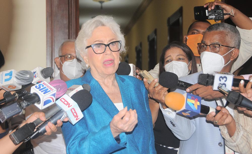 Foto de la directora general de Ética e Integridad Gubernamental doctora Milagros Ortiz Bosch large