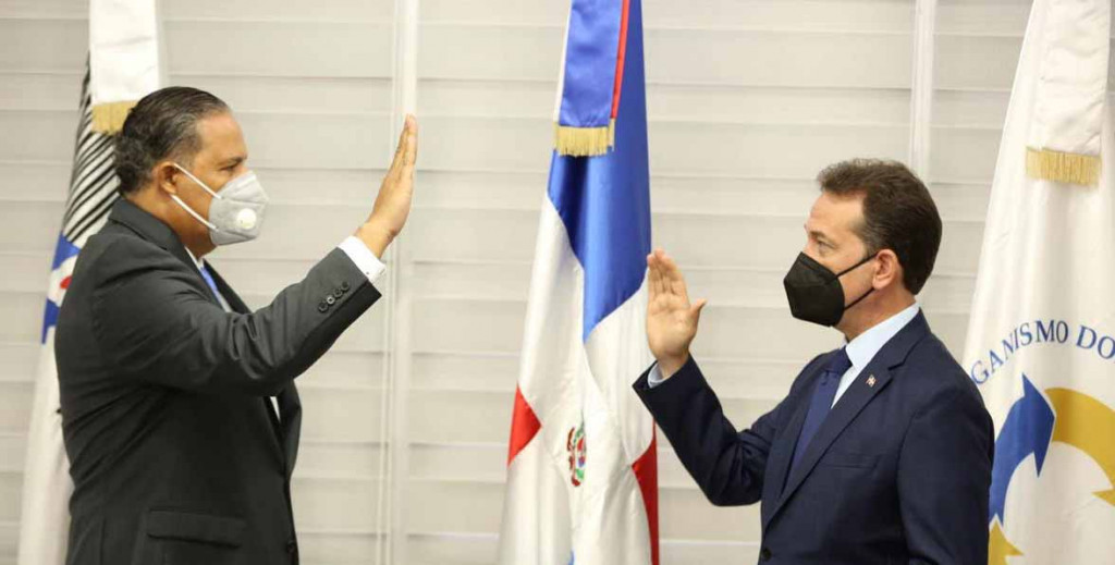 Ministro Bisonó juramenta nuevo director de Acreditación Ito Bisonó 1 large