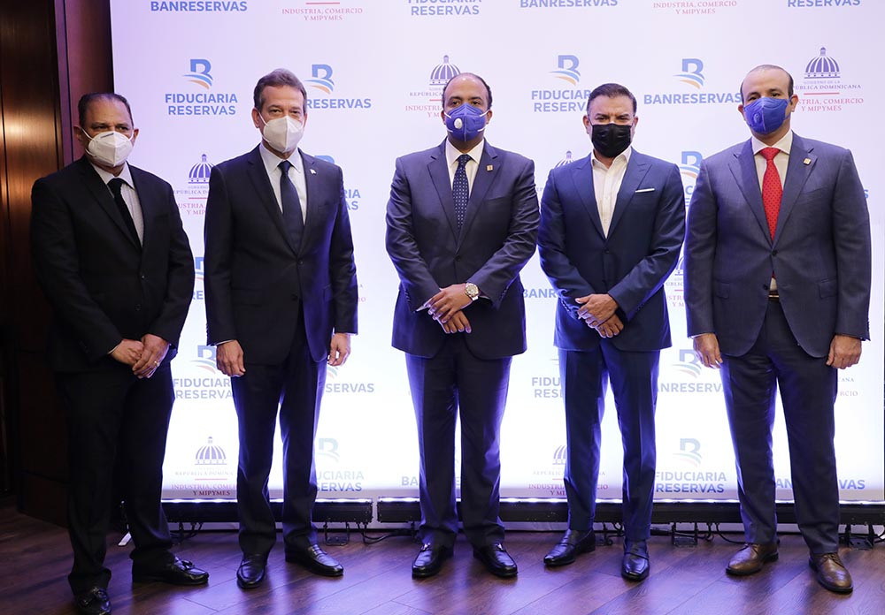 MICM firma acuerdo con Fiduciaria Reservas para impulsar con RD$75 MM a emprendedores dominicanos Jorge Morales Viceministro de Fomento a las Mipymes large
