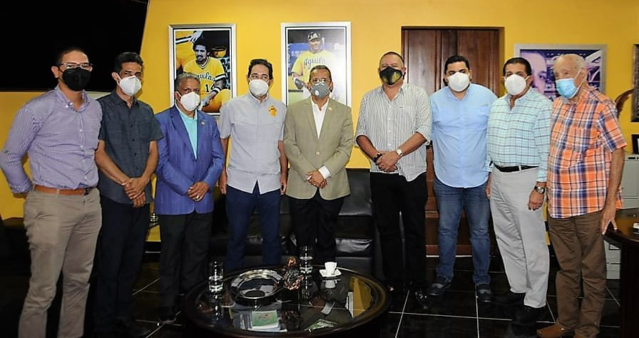 Viceministro de desarrollo deportivo de la región norte Juan Vila, giró una visita al presidente de Águilas Cibaeñas, Quilvio Hernández Juan Vila large