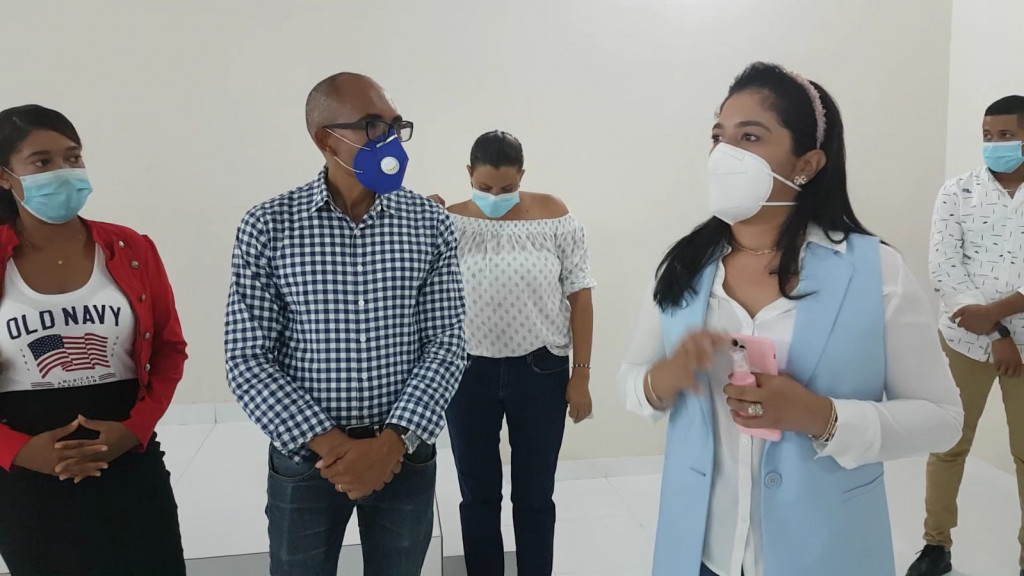 La vicealcadesa Leonela Massiel Espinal habla en acto de entrega. large