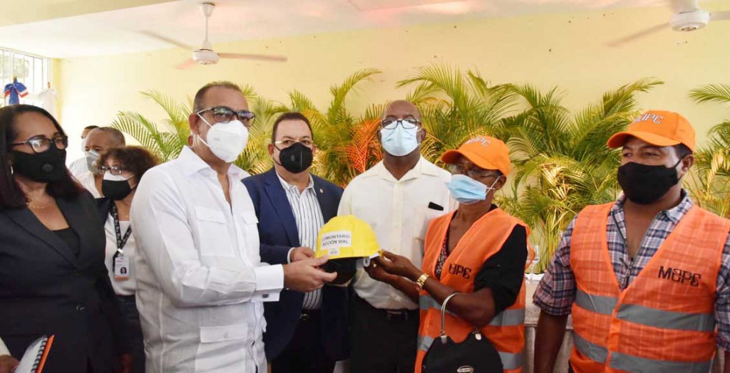 Ministro Deligne Ascención inicia en Hato Mayor el programa Peón Caminero, que creará más de 300 empleos directos Ministro Deligne Ascención large