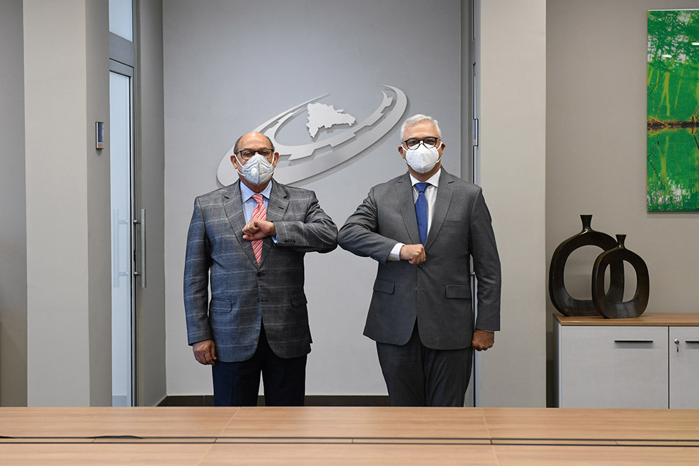 INFOTEP presenta a COPARDOM plan de reapertura de las actividades de capacitación Rafael Santos Badía director general del INFOTEP y Alfredo De La Cruz presidente de COPARDOM large