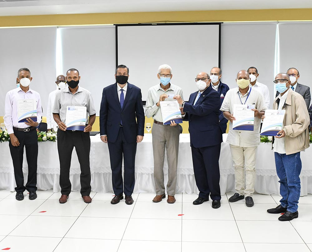 Rafael Santos Badía y Orlando Jorge Mera entregaron certificados a 14 nuevos técnicos en Refrigeración y Acondicionamiento de Aire