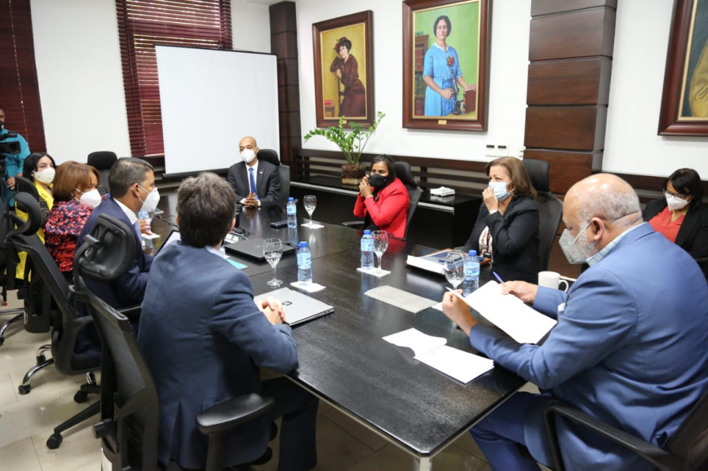 Ministro de Educación se reúne con ex directores de Distritos Educativos que pasan a asesorar el Plan de Educación” WhatsApp Image 2020 09 23 at 8.39.15 AM large