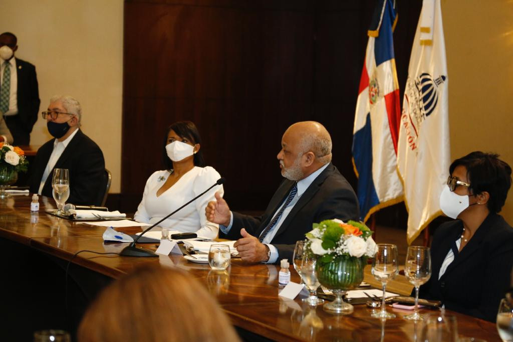 Ministro de Educación presenta 23 indicadores de logros del Plan de Educación Personal docente dispone ya de equipos tecnológicos y recibe capacitación WhatsApp Image 2020 09 29 at 3.50.31 PM 1 large